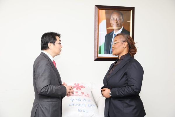 Solidarité : La Chine offre 2 410 tonnes de riz au Gouvernement ivoirien pour soutenir les populations vulnérables